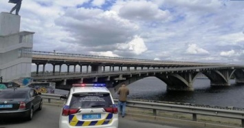Заминирование моста Метро в Киеве: в полиции сообщили детали о задержанном (ВИДЕО)