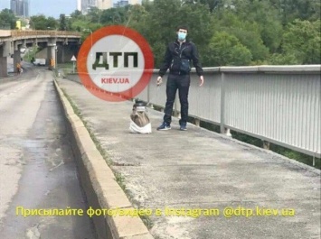 В полиции рассказали о мужчине, который угрожал взорвать мост Метро в Киеве