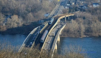 В Киеве возобновили движение по мосту Метро