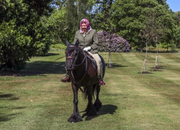 Фото дня: королева Елизавета II на конной прогулке