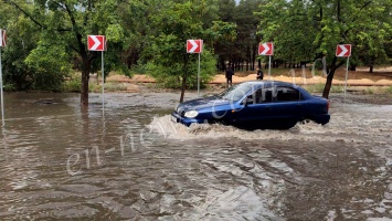 В Энергодаре затопило улицы города (ВИДЕО, ФОТО)