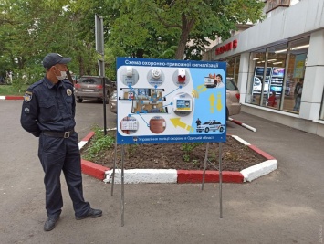 Маркетинговый ход: Одесские полицейские рекламируют свои охранные услуги под продуктовым магазином