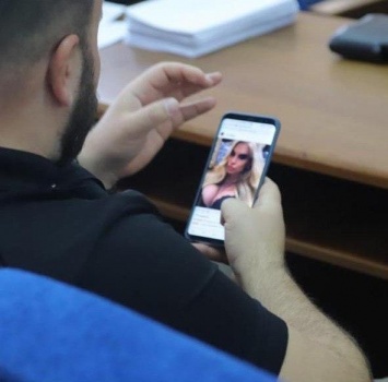 Депутат Херсонского горсовета на сессии рассматривал интимные фото - СМИ