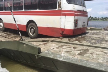 На Днепропетровщине "сломалась" армейская переправа на месте рухнувшего моста (видео)