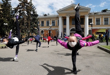 Гимнастки "Школы Дерюгиных" провели тренировку перед Октябрьским дворцом в знак протеста против выселения