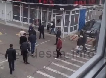 На рынке в Одессе произошла стрельба, двое человек ранены (ВИДЕО)