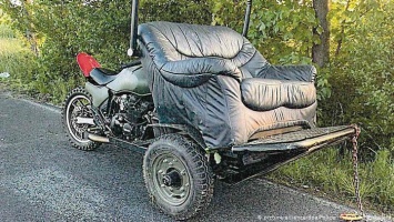 В Германии нелегальный диван на колесах угодил в кювет (фото)