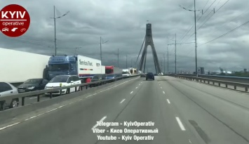 На столичном Северном мосту из-за аварии и ремонта возникли масштабные пробки (видео)