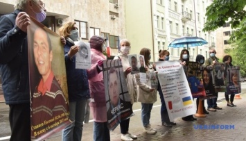 Родственники пленных в "Л/ДНР" митинговали под посольством Франции в Украине