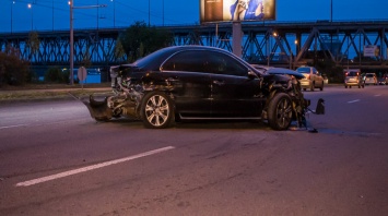 В Днепре на Набережной Заводской Honda въехала в отбойник