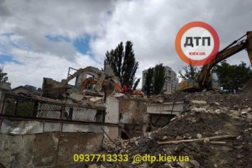 В центре Киева из-за обрушения бетонной плиты погиб водитель эскаватора