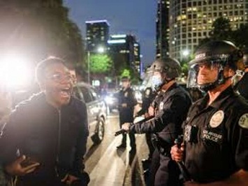 В американских полицейских протестанты активно стреляют