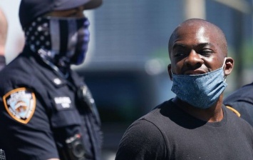 На митинге против расизма в Париже полиция применяла слезоточивый газ