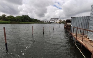 На Кошевой в Херсоне самовольно строят 40-метровый забор в воде: уже забито 12 свай