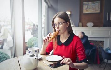 Не делай так: диетолог перечислила вредные пищевые привычки