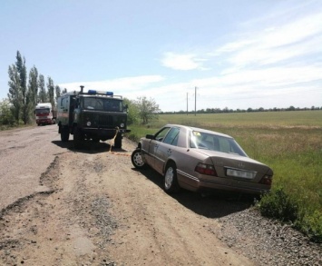 Водитель на «Мерседес Бенц» не смог самостоятельно проехать по черноморской трассе в Николаевской области