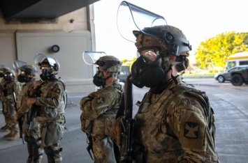Министр обороны США призвал войска оставаться "аполитичными" во время протестов