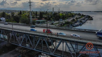 В Днепре мужчина прыгнул с Амурского моста и сам доплыл до берега