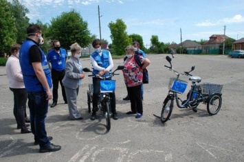 Социальные службы в Станице Луганской получили электровелосипеды от волонтеров