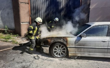 В Херсоне сгорел оставленный "на минутку" BMW