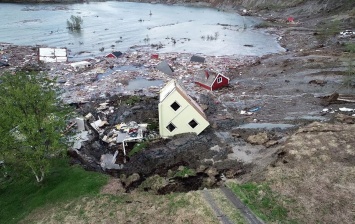 Оползень в Норвегии унес в море восемь домов