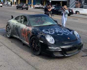 Вандалы изуродовали редкий спорткар Porsche (видео)