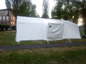 В Мирнограде на территории больницы установили палатку для предварительного осмотра на COVID-19