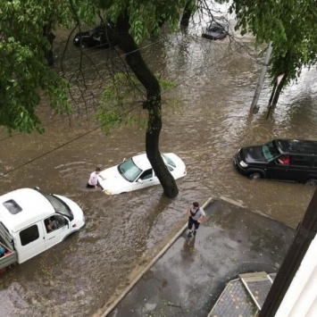 Мощный ураган затопил Беслан, в Чечне летают крыши и деревья. Фото и видео