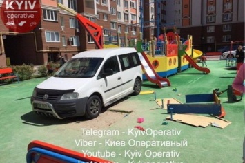 Под Киевом мужчина в халате припарковал автомобиль на детской площадке