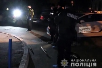В Киеве мужчина набросился с ножом на друзей падчерицы: есть погибший