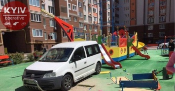 Под Киевом неадекват на машине разнес детскую площадку и сбежал (ФОТО)