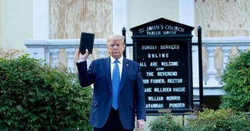 Le Figaro: Почему Трамп размахивал своей Библией возле церкви в Вашингтоне?