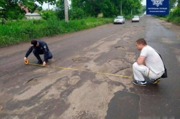 В Лисичанске патрульные замеряли лужи и выбоины на дорогах