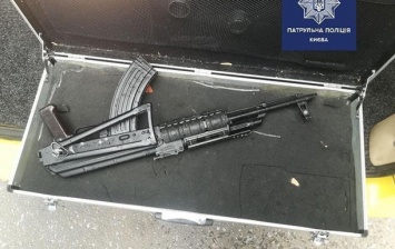 На Киевщине у водителя Mercedes обнаружили оружие и наркотики