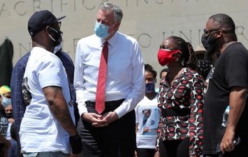 Мэра Нью-Йорка пытались выгнать с митинга в память об убитом Флойде