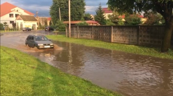 Мукачево затопило из-за сильного ливня: улицы ушли под воду. Видео