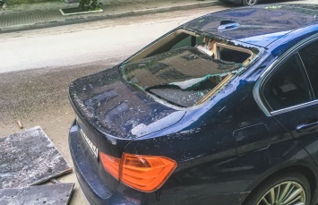 «Нелетная погода»: в Днепре на машины упали конструкции со стройки