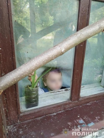 На Харьковщине мать бросила двухлетнего ребенка одного в доме и ушла по делам, - ФОТО