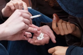 В Запорожье подростки прятали наркотики в балке: на место копы вызвали родителей (ФОТО)