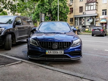 В Украине заметили сверхмощный седан Mercedes Brabus