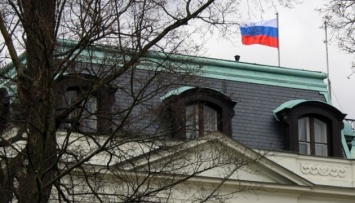 Чехия высылает двух российских дипломатов из-за "дела о яде"