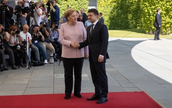 Донбасс и ситуация с G7: стали известны детали разговора Зеленского и Меркель