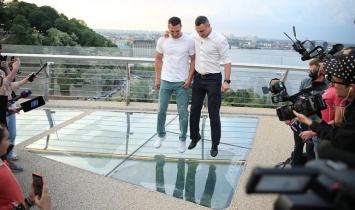 У Кличко рассказали, кто платил за ремонт лопнувшего стекла на 300-миллионном пешеходном мосту (ДОКУМЕНТ)