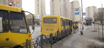 В Киеве "разулась" на ходу переполненная маршрутка