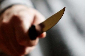 Ножом в шею: в Краматорске женщина пыталась зарезать себя на глазах у детей. ВИДЕО