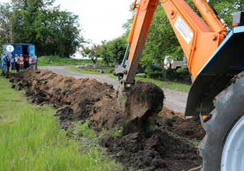 В пгт Новониколаевка начата масштабная реконструкция водопроводной сети (видео)