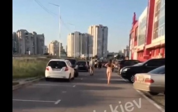 По улице в Киеве гуляла голая женщина