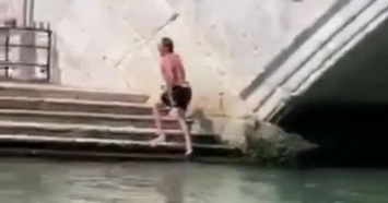 Туристов выгнали из Венеции за купание Гранд-канале