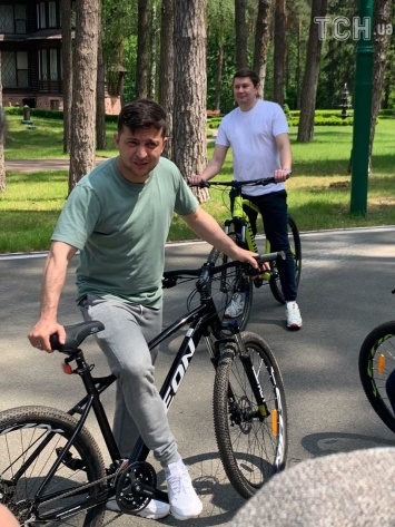 Зеленский встретился под Киевом с журналистами и покатался с ними на велосипеде
