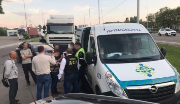 Полиция задержала взяточников из "Укртрансбезопасности", которые обложили "данью" перевозчиков (фото, видео)
